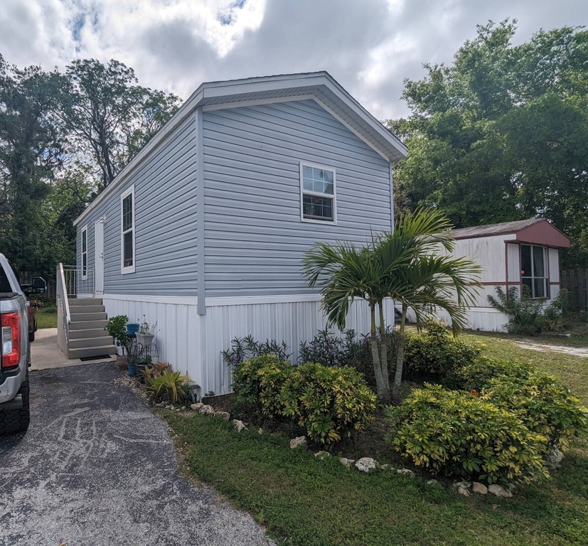 2018 Champion 1 bedroom 1 bath home. Open concept with no rear - Beach Home for sale in Hudson, Florida on Beachhouse.com