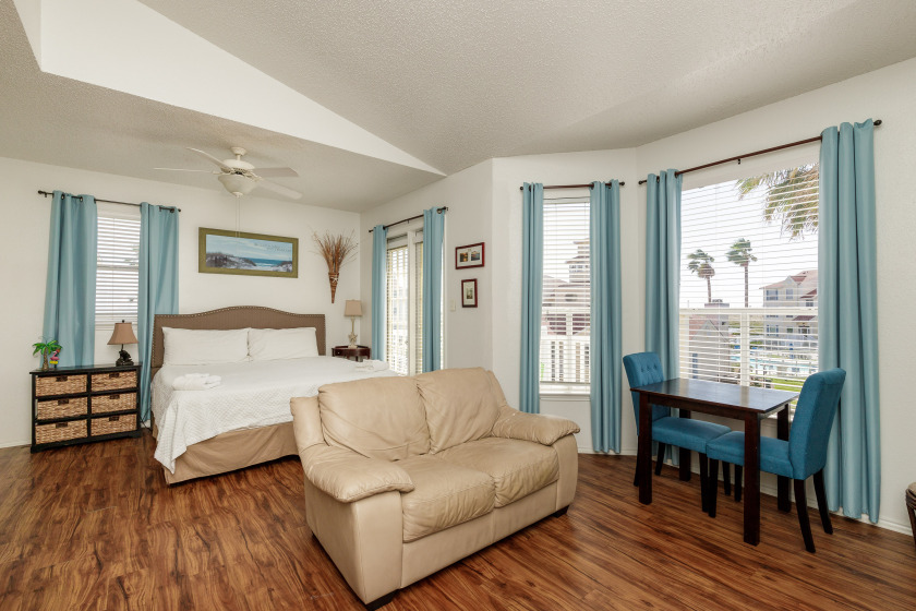 Beautiful Studio Condo with Great Amenities and Close to the - Beach Vacation Rentals in Corpus Christi, Texas on Beachhouse.com