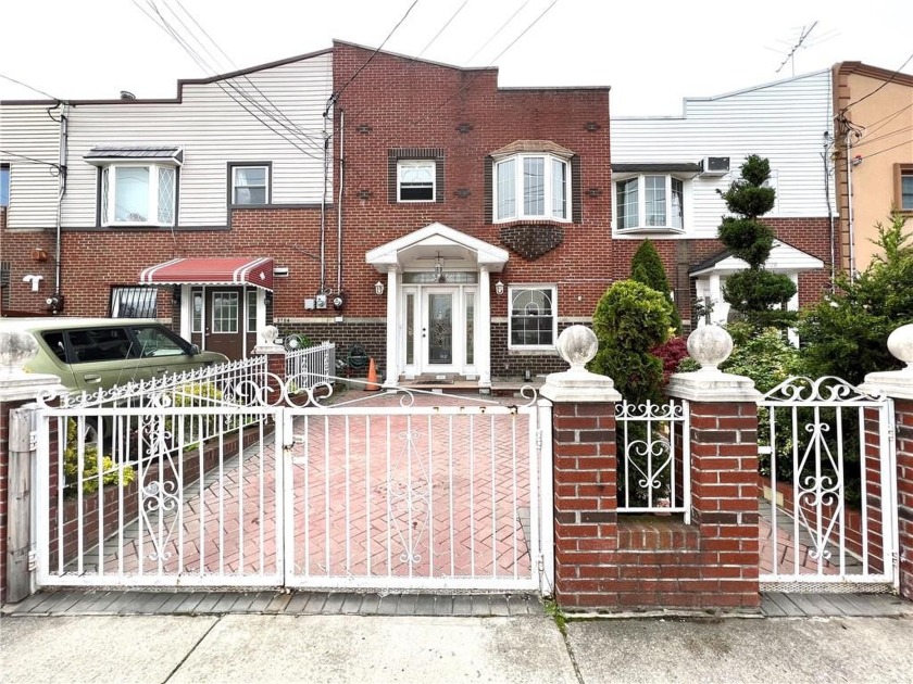 Beautiful 4 BEDS with 2 full BATHS single family BRICK home is - Beach Home for sale in Brooklyn, New York on Beachhouse.com