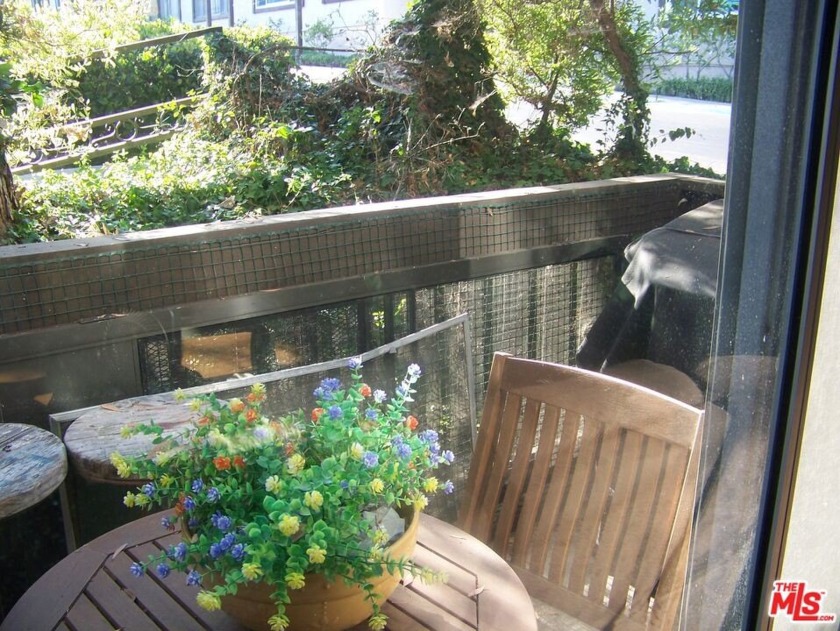 End unit 2 bedrooms and 1.5 Baths in the eastside location - Beach Condo for sale in San Pedro, California on Beachhouse.com