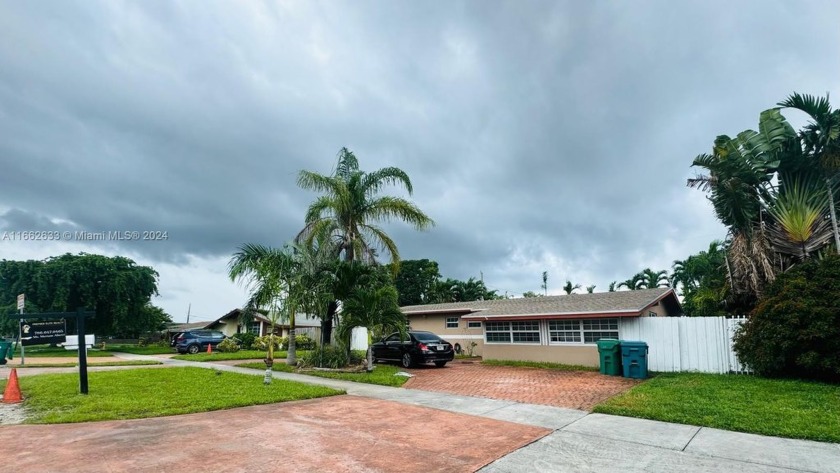 Stunning Home in Prestigious Highland Lakes! This beautifully - Beach Home for sale in Miami, Florida on Beachhouse.com