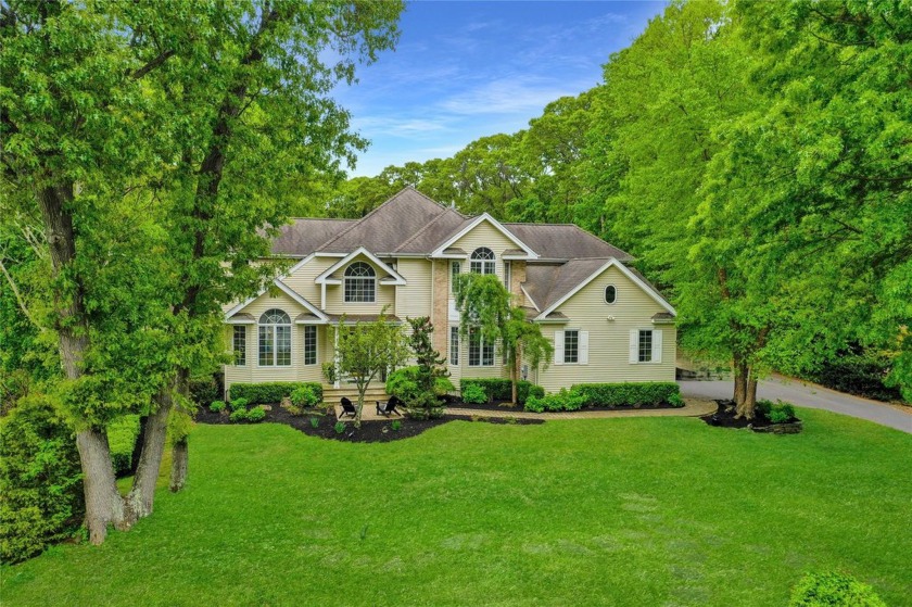 Spectacular Post Modern Colonial Nestled On A Cul-De-Sac In A - Beach Home for sale in Setauket, New York on Beachhouse.com