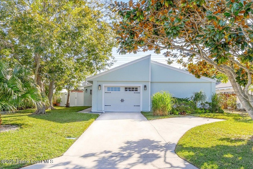 Located in the Heart of Suntree, discover modern elegance in - Beach Home for sale in Melbourne, Florida on Beachhouse.com