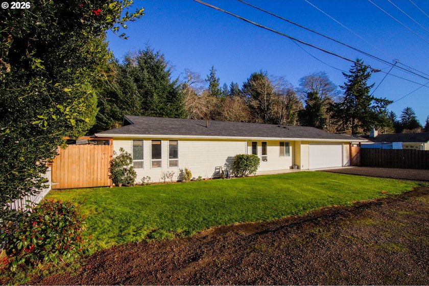 Charming 3 bedroom, 1 bath home offering 1,024 sq ft of - Beach Home for sale in Florence, Oregon on Beachhouse.com