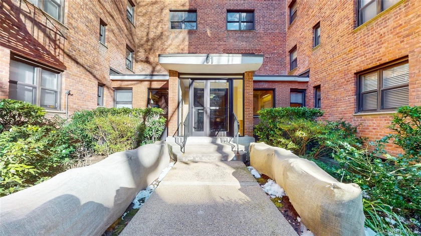 Back on the market. Recently updated one bedroom on a fantastic - Beach Home for sale in New Rochelle, New York on Beachhouse.com