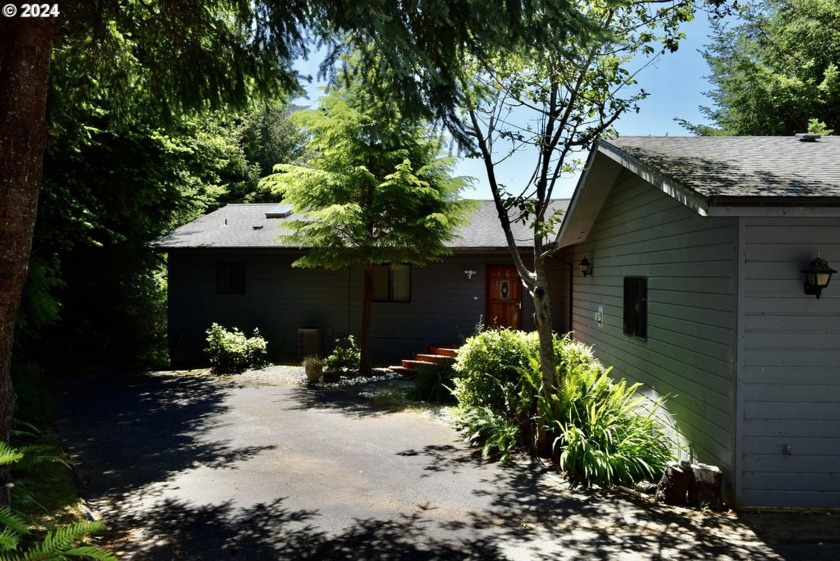 Discover your perfect home in this 3 bedroom, 3 full bath custom - Beach Home for sale in Gold Beach, Oregon on Beachhouse.com