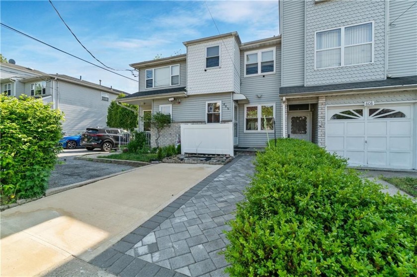 Excellent Rossville location! This single family townhouse is in - Beach Home for sale in Staten  Island, New York on Beachhouse.com