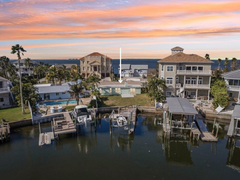CALLING ALL CASH BUYERS! OPPORTUNITY KNOCKING! Experience a rare - Beach Home for sale in Palm Harbor, Florida on Beachhouse.com