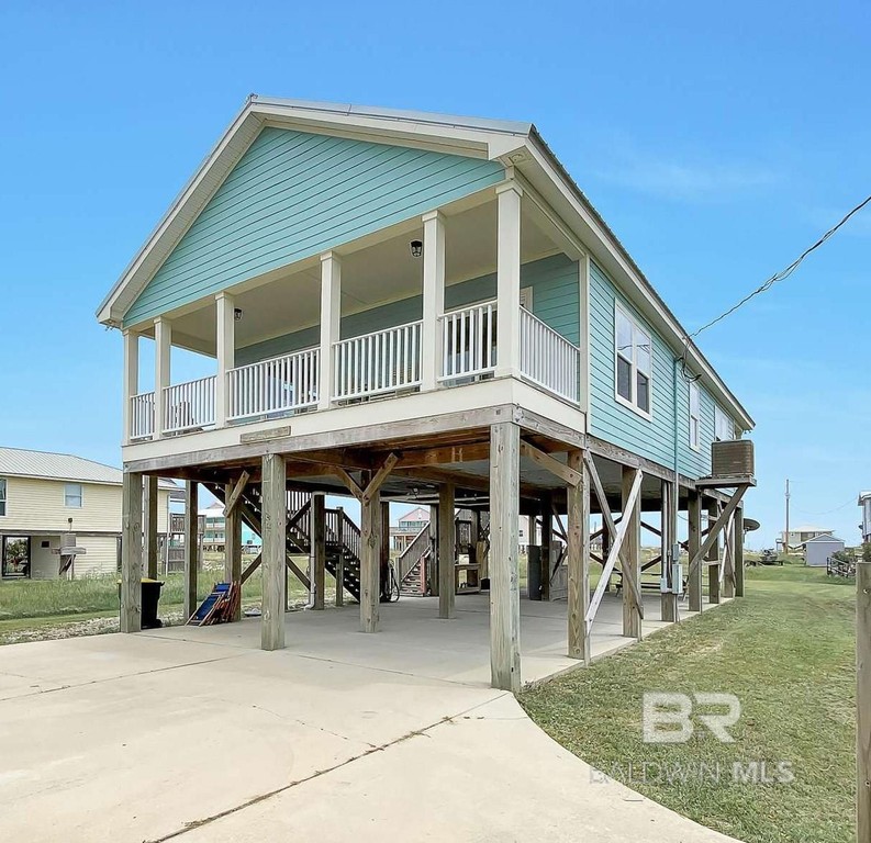 LOCATION LOCATION LOCATION! This beautiful beach house is sure - Beach Home for sale in Gulf Shores, Alabama on Beachhouse.com