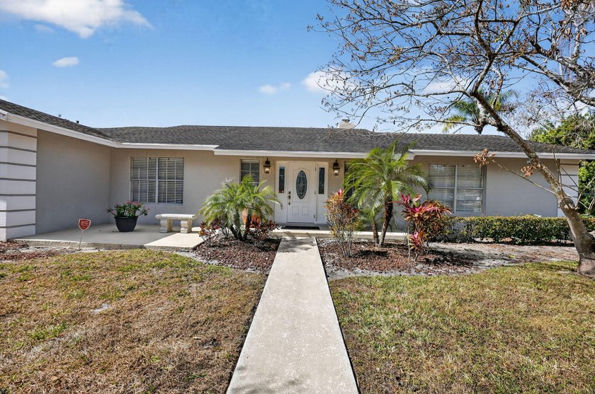 Welcome to this beautifully maintained single family home in the - Beach Home for sale in Palm Beach Gardens, Florida on Beachhouse.com
