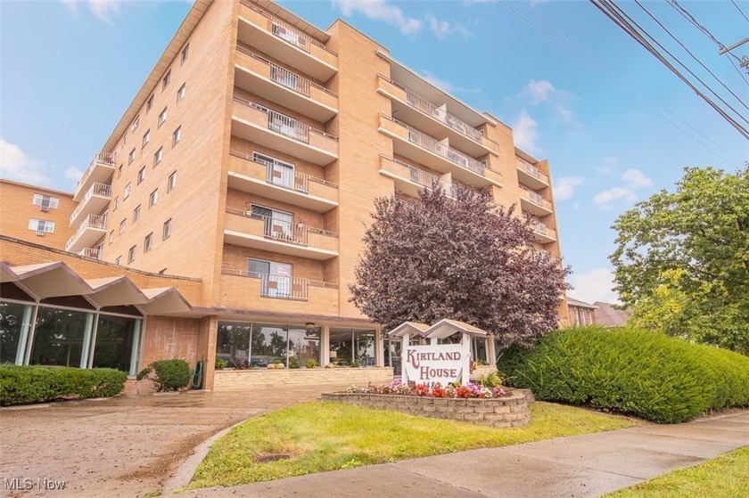 Fully renovated condo, including new vinyl floors and fresh - Beach Condo for sale in Lakewood, Ohio on Beachhouse.com