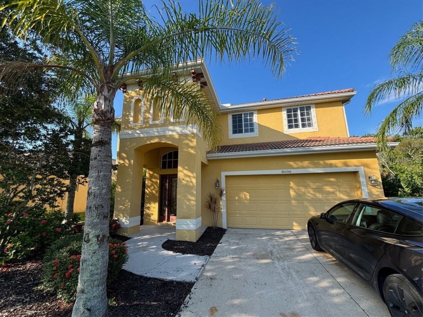 Large home with 5 bedrooms and 3.5 bathrooms priced to sell! - Beach Home for sale in Bradenton, Florida on Beachhouse.com