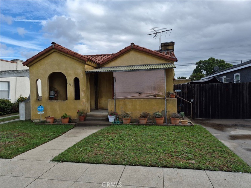 Investor opportunity--your chance to revive a timeless classic! - Beach Home for sale in Long Beach, California on Beachhouse.com