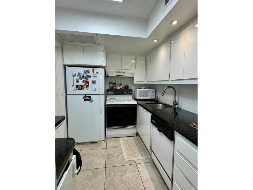 Amazing opportunity Best Location! In the heart of Aventura - Beach Condo for sale in Aventura, Florida on Beachhouse.com