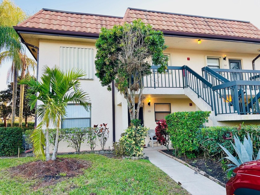 Don't miss out on this 1st floor corner condo. Parking right out - Beach Condo for sale in Lake Worth, Florida on Beachhouse.com