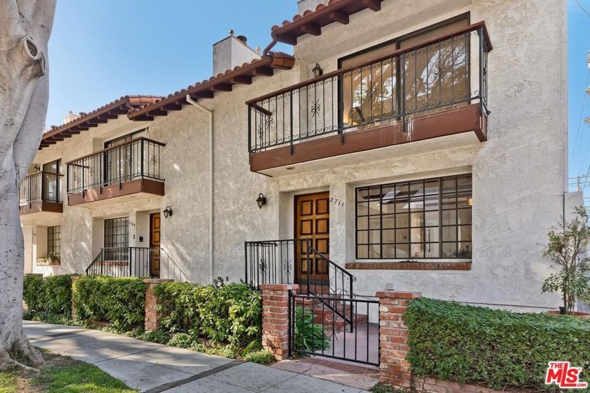 This bright 3-bedroom, 3-bathroom corner unit condo offers 1,496 - Beach Condo for sale in Santa Monica, California on Beachhouse.com