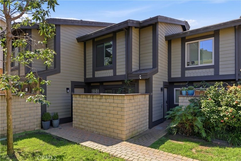 This unit is going to go quick. Beautifully remodeled unit with - Beach Condo for sale in Costa Mesa, California on Beachhouse.com