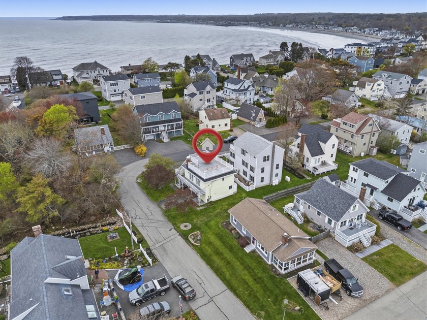 Welcome to 32 Parlin Road, located on the Nubble peninsula on a - Beach Home for sale in York, Maine on Beachhouse.com