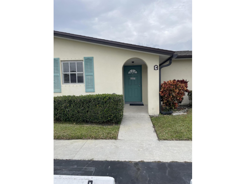 Beautifully maintained 1/1 Condo located in a welcoming and - Beach Condo for sale in West Palm Beach, Florida on Beachhouse.com