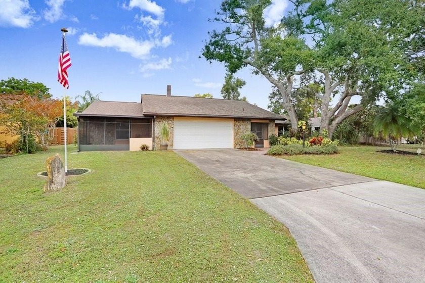 Welcome to 813 Exmoor St in Sarasota, a move-in-ready 3-bedroom - Beach Home for sale in Sarasota, Florida on Beachhouse.com