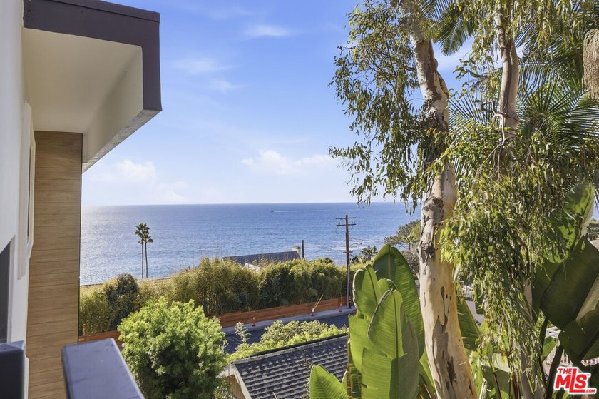 2442 Laguna #4 is a rare, renovated 2-bed, 2-bath residence - Beach Condo for sale in Laguna Beach, California on Beachhouse.com