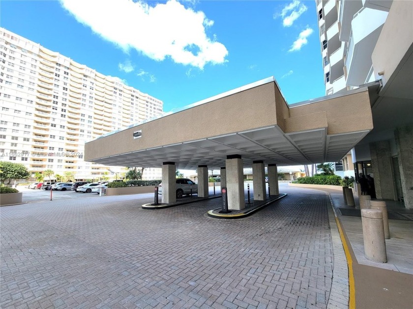 Oceanfront Building! Beautiful 1 Bedroom, 1.5 bath unit with - Beach Condo for sale in Hallandale Beach, Florida on Beachhouse.com