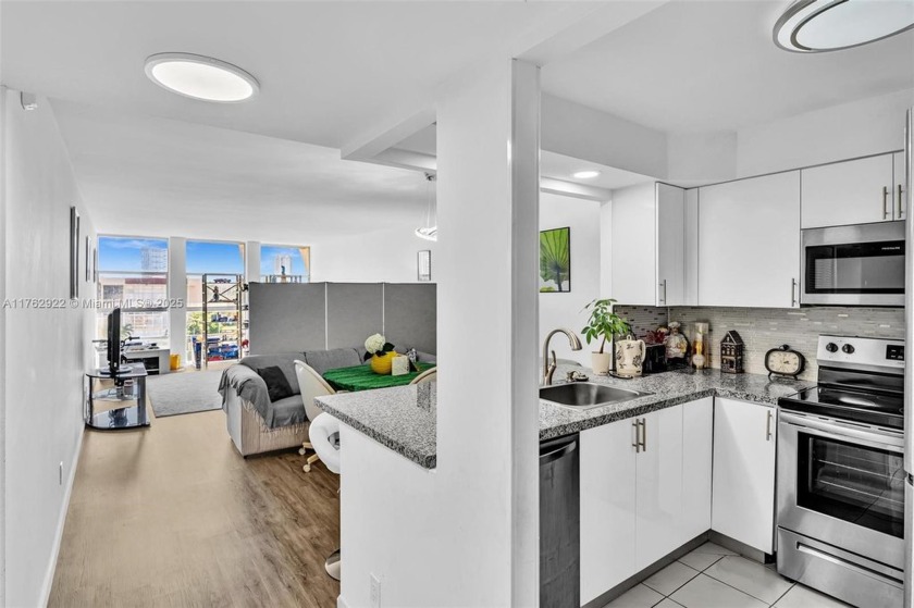 This bright  spacious 800 sq. ft. condo in Desoto Park offers an - Beach Condo for sale in Hallandale Beach, Florida on Beachhouse.com