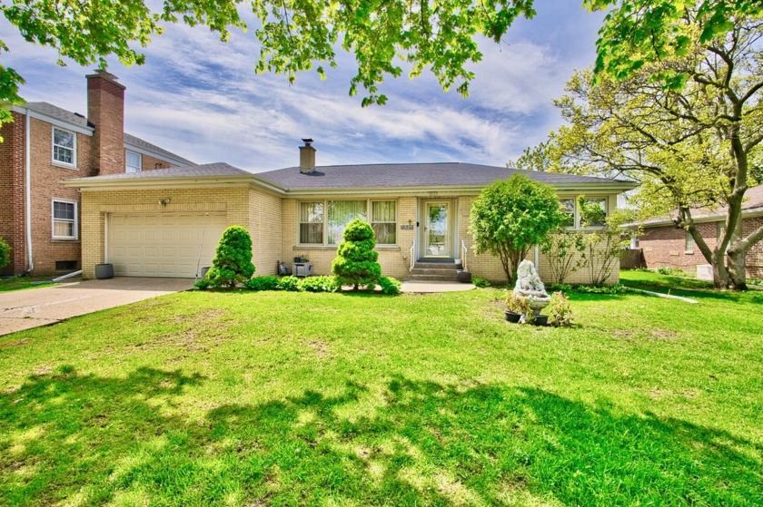 SKOKIE FAIRVIEW district, extra pretty and spacious Jumbo - Beach Home for sale in Skokie, Illinois on Beachhouse.com