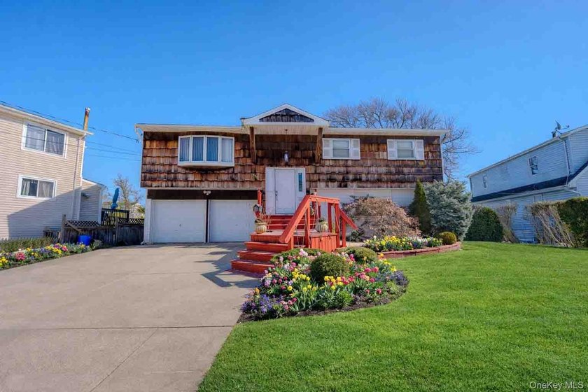 Waterfront Hi-Ranch on the canal in Freeport offering 4 bedrooms - Beach Home for sale in Freeport, New York on Beachhouse.com