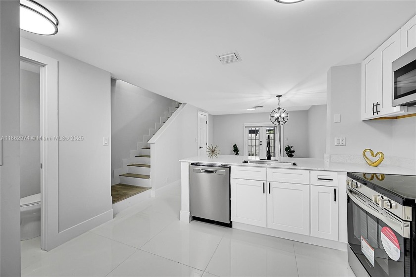 Updated 2/2.5-Bath Townhome --1.5 Miles from the Beach! Enjoy - Beach Townhome/Townhouse for sale in Pompano Beach, Florida on Beachhouse.com