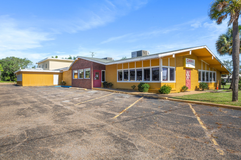 JUST REDUCED!  Restaurant building for sale! Former location of - Beach Commercial for sale in Gulfport, Mississippi on Beachhouse.com