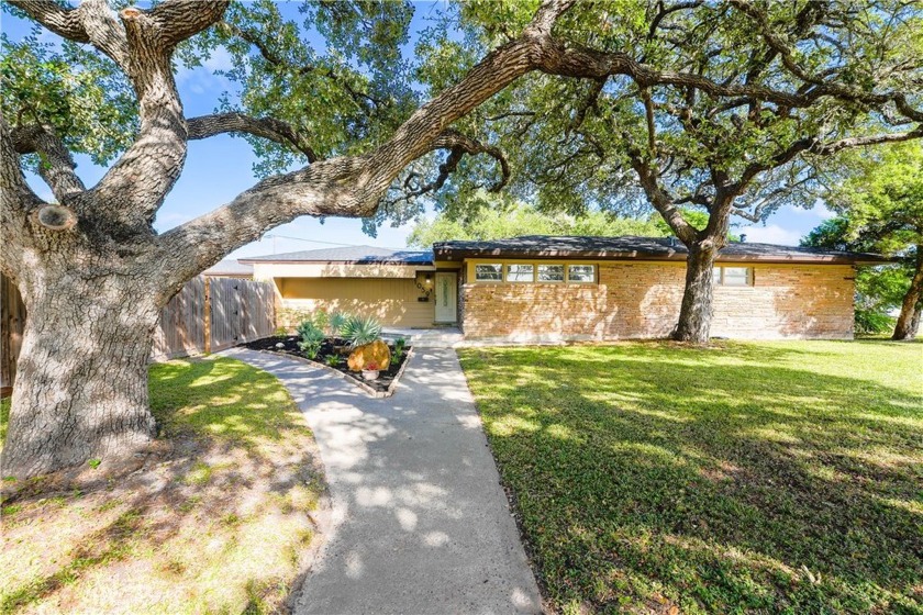 Seller now offering an addt' $2,500 landscape allowance! Welcome - Beach Home for sale in Aransas Pass, Texas on Beachhouse.com