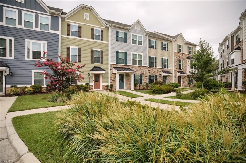 Gorgeous 3-story townhome just minutes from the beach! This - Beach Townhome/Townhouse for sale in Virginia Beach, Virginia on Beachhouse.com