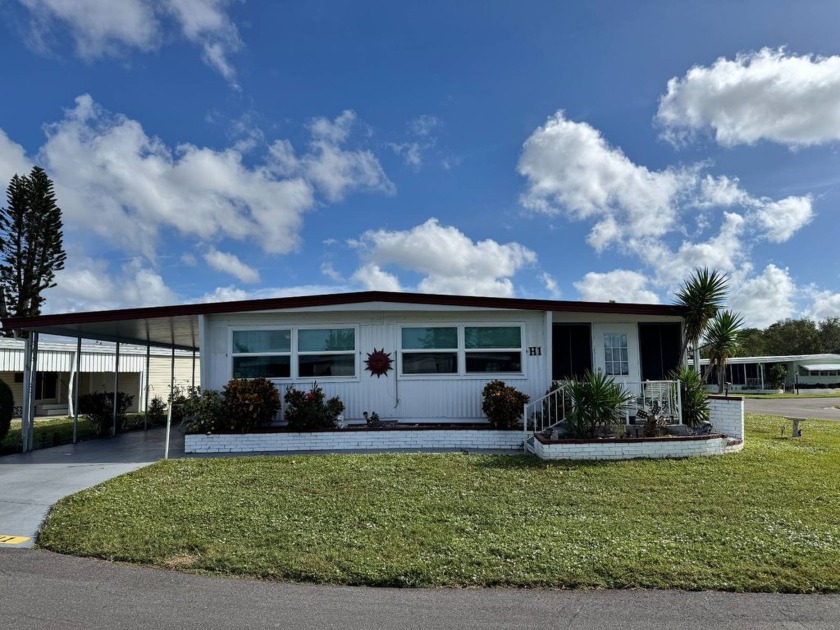 Charming 1974 Double-Wide Mobile Home on a desirable corner lot - Beach Home for sale in Bradenton, Florida on Beachhouse.com