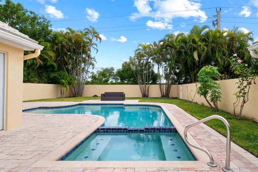 MOTIVATED SELLER! Beautiful remodeled 3bd POOL home w/ - Beach Home for sale in West Palm Beach, Florida on Beachhouse.com