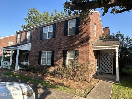 Better Hurry with this 3 bed 2 bath brick end unit Townhome - Beach Townhome/Townhouse for sale in Wilmington, North Carolina on Beachhouse.com