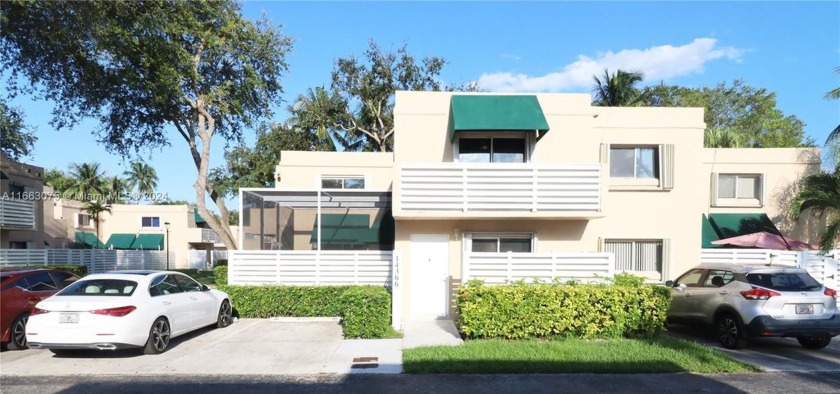 PRISTINE UPDATED ARBOR COURTS TWO STORY CONTEMPORARY 3 BEDROOM 2 - Beach Townhome/Townhouse for sale in Miami, Florida on Beachhouse.com