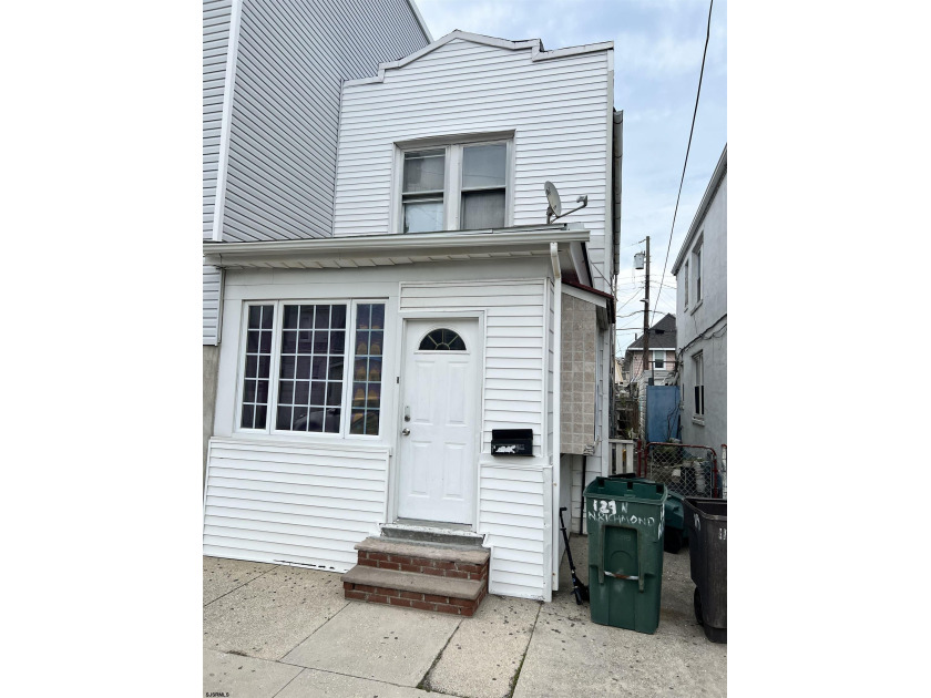 Great investment opportunity !!! 3BD 1BA property with  1,134 sq - Beach Home for sale in Atlantic City, New Jersey on Beachhouse.com