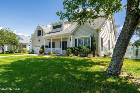 Large custom-built 3 bedroom home in desirable Oaks Subdivision - Beach Home for sale in Beaufort, North Carolina on Beachhouse.com