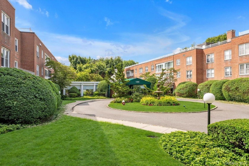 Move Right Into This Newly Renovated 2 Bedroom, 2 Bath Coop in - Beach Home for sale in Hewlett, New York on Beachhouse.com