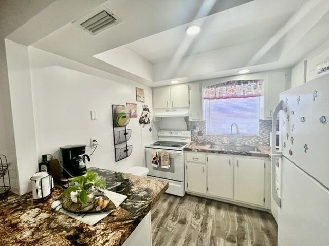 55+ Quiet Community, Beautiful Villa with remodel kitchen and - Beach Home for sale in West Palm Beach, Florida on Beachhouse.com