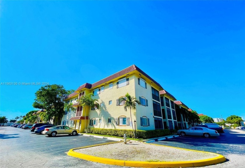 *Set in a vibrant neighborhood, this condo enhances your urban - Beach Condo for sale in Pompano Beach, Florida on Beachhouse.com