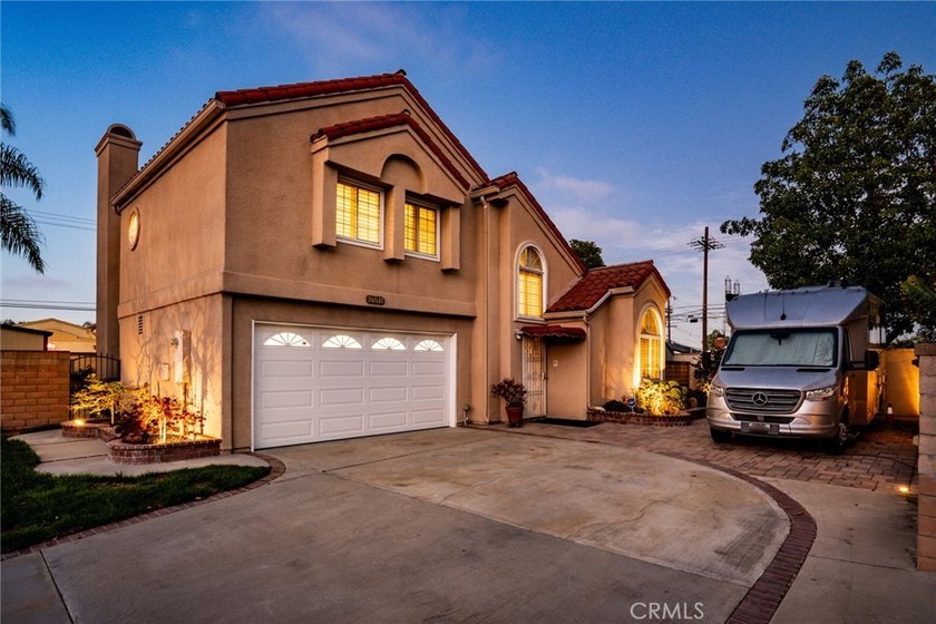 Don't you just love newer homes, with their dramatic ceilings - Beach Home for sale in Huntington Beach, California on Beachhouse.com