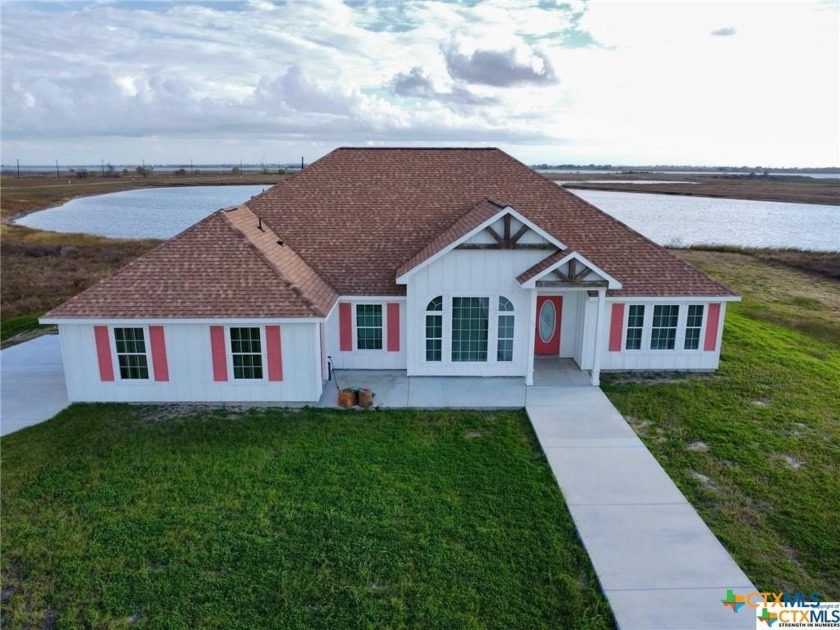 LAKEFRONT! 3 bedroom, 2 bathroom, 2 car garage home on the lake - Beach Home for sale in Port Lavaca, Texas on Beachhouse.com