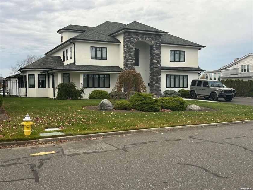 Looking for your dream home? Look no further! Welcome to 31 - Beach Home for sale in West Islip, New York on Beachhouse.com