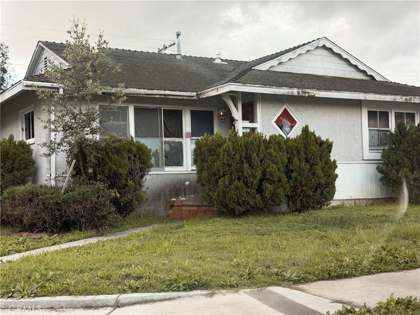 Investor opportunity in Long Beach! This 3-bedroom, 2-bath home - Beach Home for sale in Long Beach, California on Beachhouse.com
