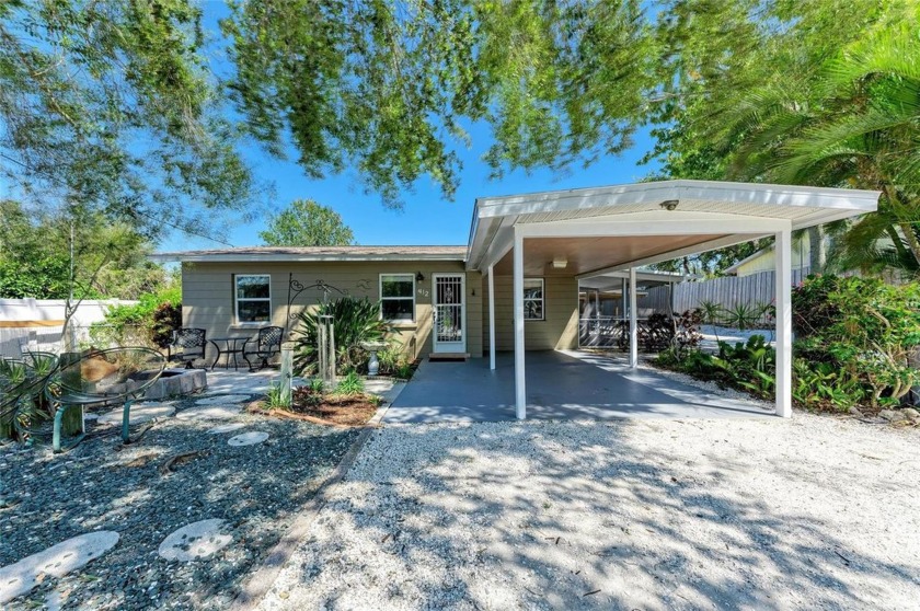 Nestled between Roberts Bay and Dona Bay, this charming home - Beach Home for sale in Nokomis, Florida on Beachhouse.com