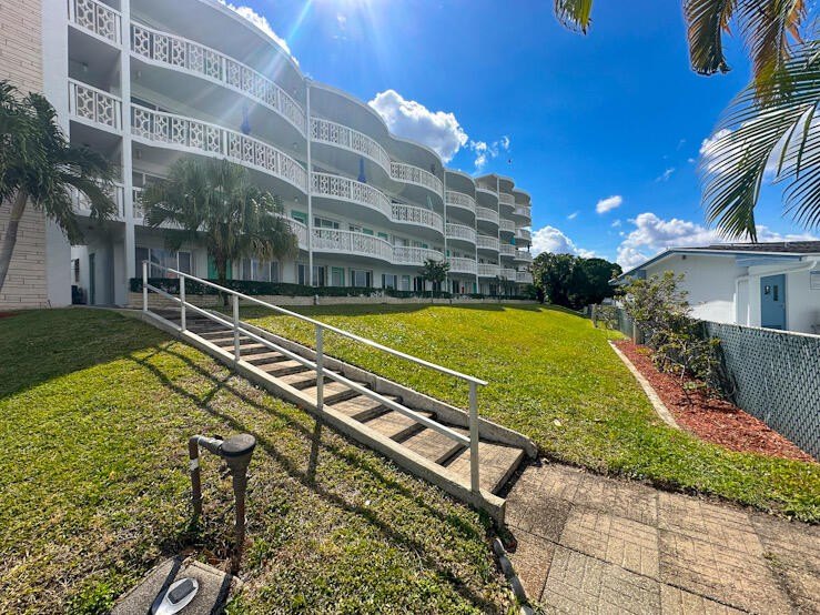 Stunning Lake Osborne Views & Unforgettable Sunsets!Enjoy - Beach Condo for sale in Lake Worth Beach, Florida on Beachhouse.com