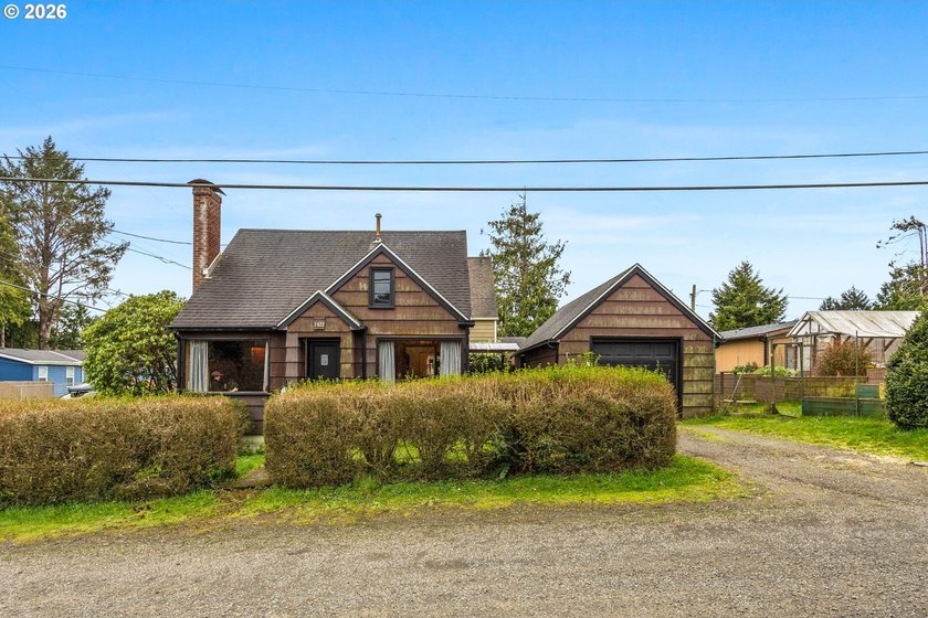 Welcome home to this charming lake cottage in the heart of - Beach Home for sale in Lincoln City, Oregon on Beachhouse.com