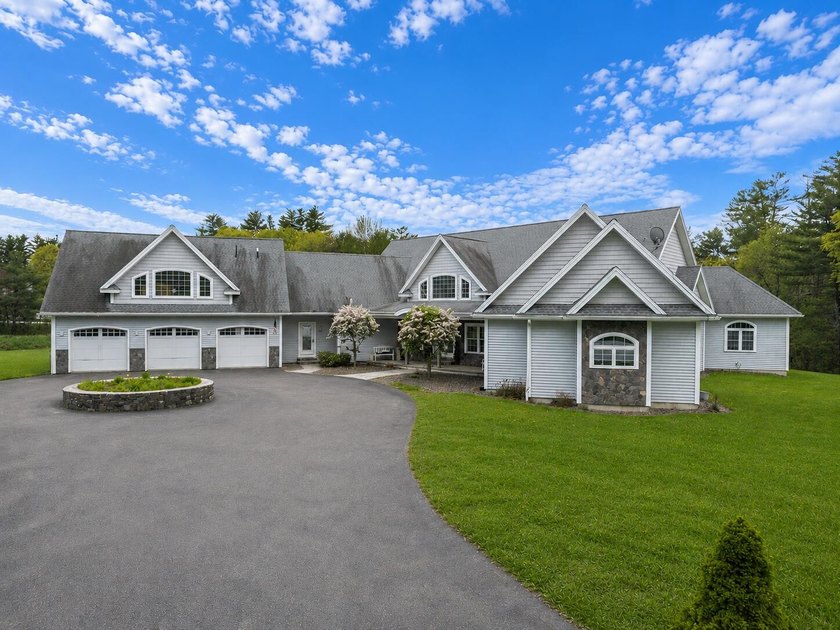 Welcome to 201 River Road in Biddeford - an expansive property - Beach Home for sale in Biddeford, Maine on Beachhouse.com